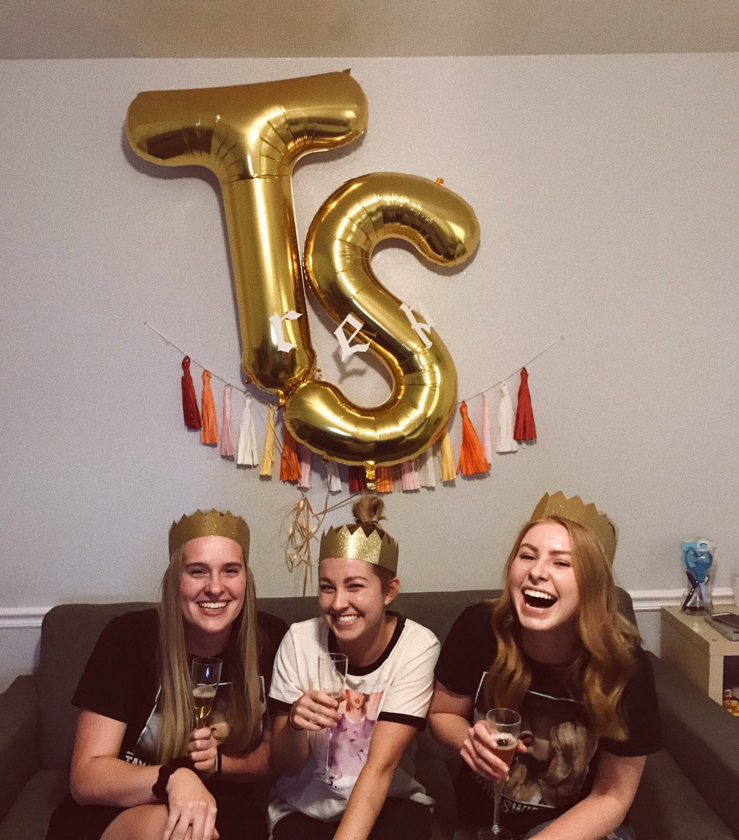 ArynnCasper's tweet photo. we are obsessed #reputationOutNow @taylorswift13 @taylornation13 https://t.co/y4dMDPMZpN