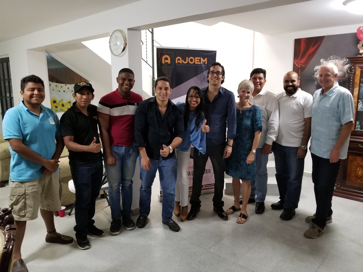 HatchTheFuture's tweet photo. An evening of growth hacking, crowdfunding, all building an entrepreneurial culture here in Panama with @AmyEPearl and @ghuertas94 and the start up dream team of Hatch Lab Panama! https://t.co/DR6eX239fg