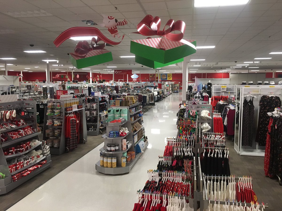 We are ready for a big weekend with Amplified Gifting. My team did great pulling together a family sleep mannequin set next to it🎄