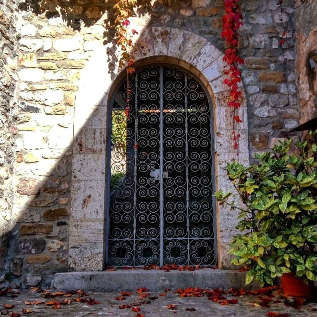 LugaresdeLibro's tweet photo. Besalú #doors #door #puertas #puerta #lugaresdelibro #medieval #middleage #ancient #instalovers #instagood #nofilter #instashot #instagramm… https://t.co/Jd5k6E1ZzE