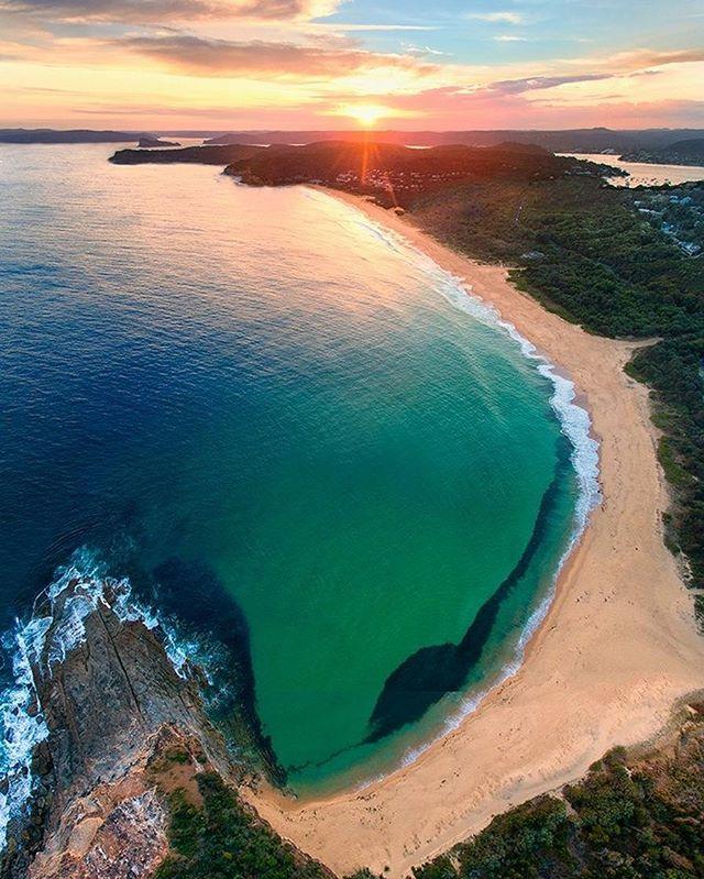 A beach without a soul in sight, just 90 minutes from #Sydney via IG/dwausphotos at #KillcareBeach)