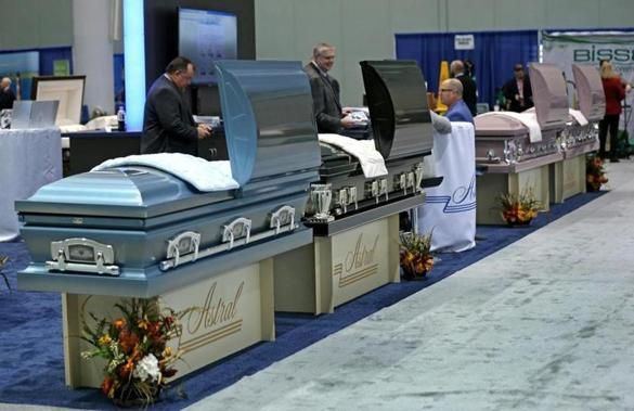 myASDcalls's tweet photo. [GREAT ARTICLE ABOUT THE @NFDA Convention] 'Funeral Directors Work to Put Some Life Into Death': https://t.co/Z7vLp2YmoP #funeralnews via @BostonGlobe #nfda2017 https://t.co/dEqP2jDcqc