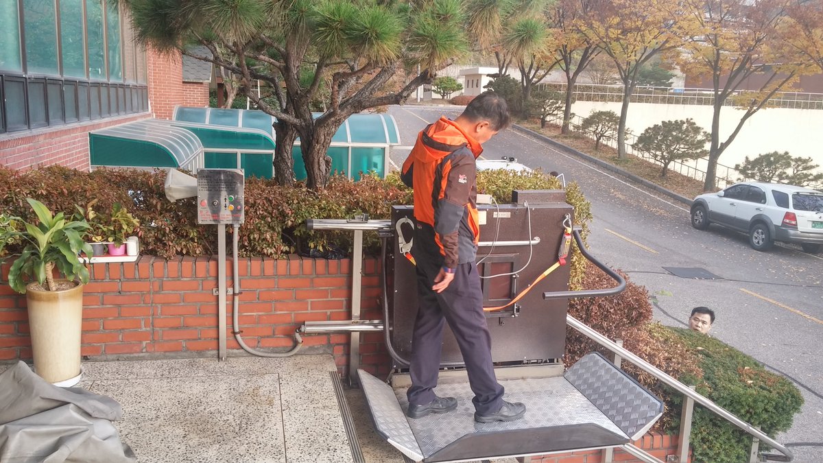 red117324's tweet photo. #성남시 #정수과 장애인 승강기 관리 철저!!!

언제든 편하게 안전하게 사용할 수 있게~!😄😄😄
평소에도 항상 철저하게 대비하시는 우리 정수과 직원분들~~

오늘도 화이팅 입니다!! 👍👍👍 https://t.co/AQnQmWS1g0