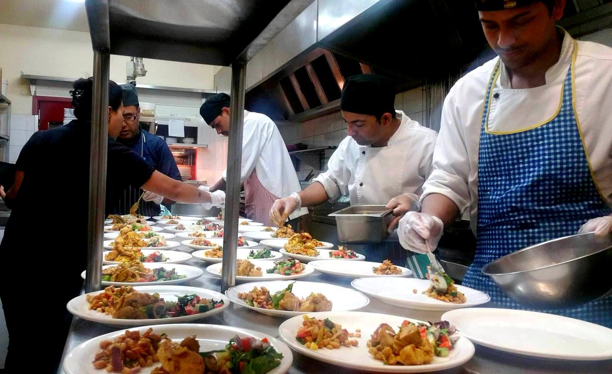 NirankarRest's tweet photo. 👉 Entrée Will Be Served 🙏
🔸"Perfection" is top priority for our team! Let us catch a glimpse of what's going on in the #NirankarRestaurant Kitchen. https://t.co/PAnCWwljdH