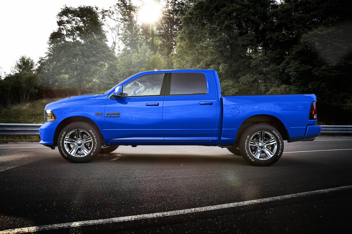 AutoVeracruz's tweet photo. Cuando piensas que algo no puede gustarte más, llega la edición especial que lo desmiente. Hermosa, esta RAM 1500 versión Hydro Blue Sport. Si tan solo nos llegara aquí, pero por ahora solo se venderán 2,000 en Estados Unidos. https://t.co/kfc3dJTJ5b