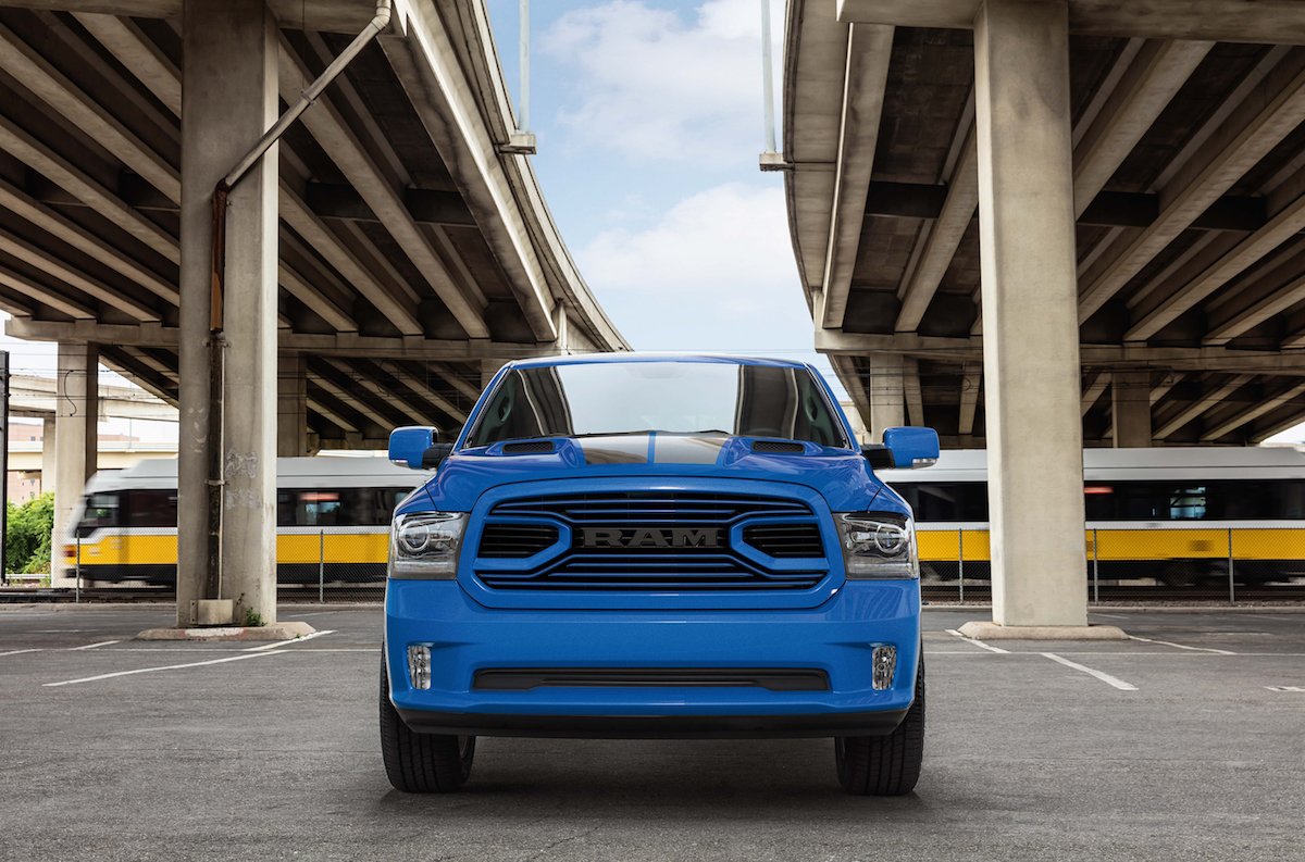 AutoVeracruz's tweet photo. Cuando piensas que algo no puede gustarte más, llega la edición especial que lo desmiente. Hermosa, esta RAM 1500 versión Hydro Blue Sport. Si tan solo nos llegara aquí, pero por ahora solo se venderán 2,000 en Estados Unidos. https://t.co/kfc3dJTJ5b