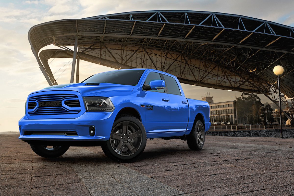 AutoVeracruz's tweet photo. Cuando piensas que algo no puede gustarte más, llega la edición especial que lo desmiente. Hermosa, esta RAM 1500 versión Hydro Blue Sport. Si tan solo nos llegara aquí, pero por ahora solo se venderán 2,000 en Estados Unidos. https://t.co/kfc3dJTJ5b