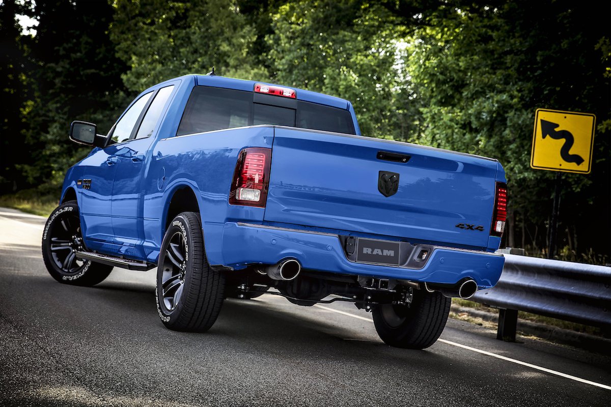 AutoVeracruz's tweet photo. Cuando piensas que algo no puede gustarte más, llega la edición especial que lo desmiente. Hermosa, esta RAM 1500 versión Hydro Blue Sport. Si tan solo nos llegara aquí, pero por ahora solo se venderán 2,000 en Estados Unidos. https://t.co/kfc3dJTJ5b