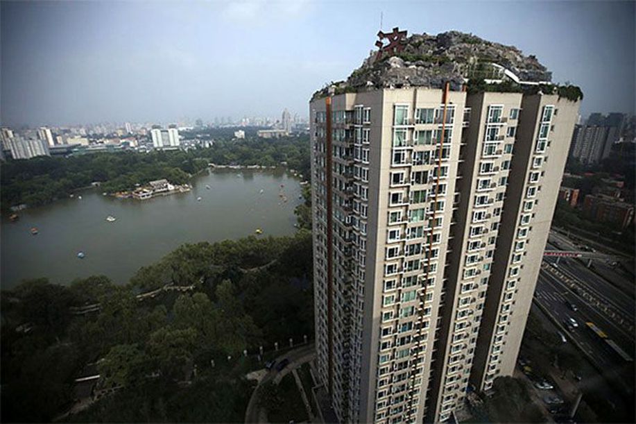 detikcom's tweet photo. Pernah Lihat Ada Gunung di Puncak Gedung? Ada Nih di China https://t.co/8jP6ttAwJK via @detikfinance https://t.co/ON2ChjBFSz