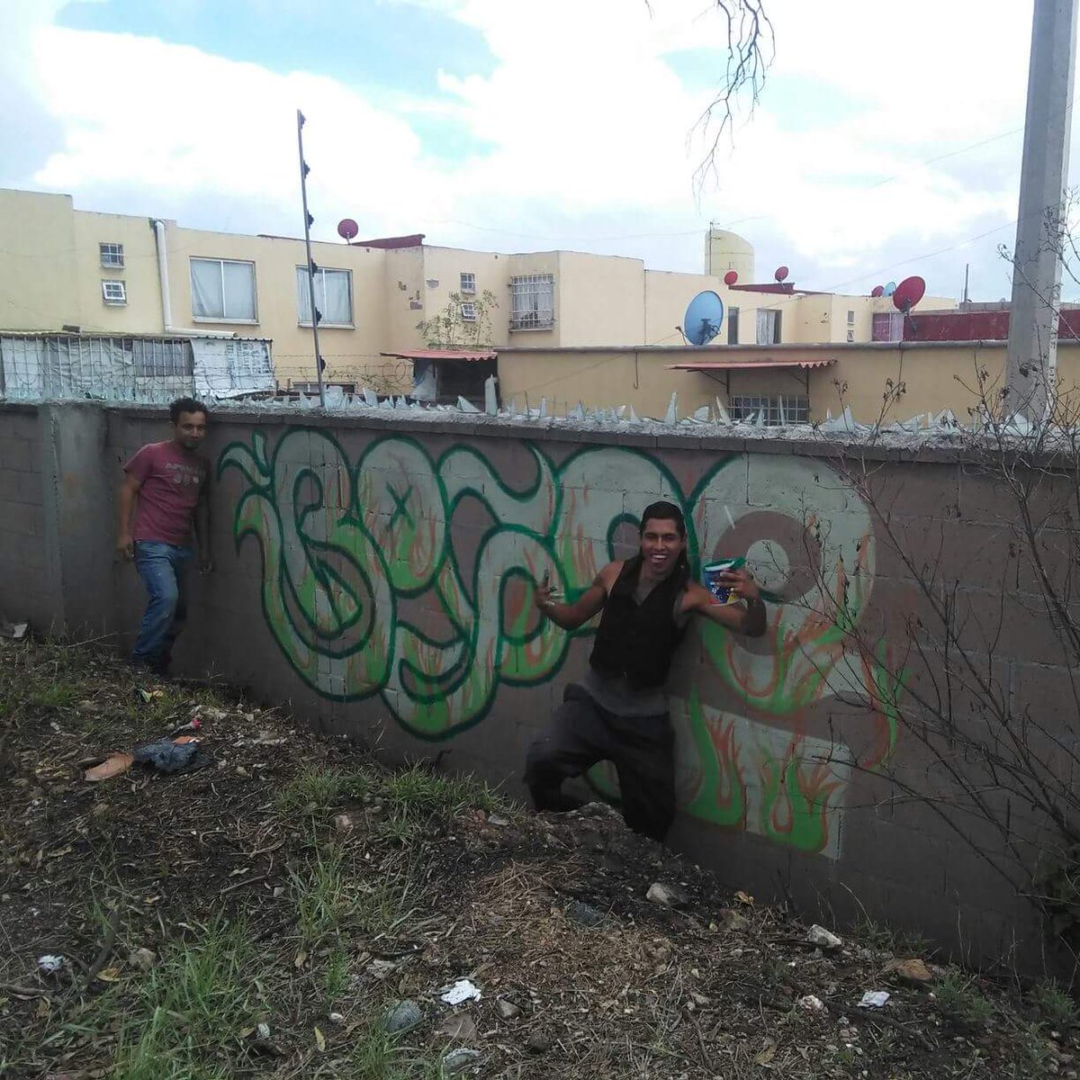 VIGIACTM18's tweet photo. @CulhuacanCTM @coapa  si por el rumbo tu barda amanecio con la palabra bogleo, boglio, bogeo. Aquí el artista Kemish Nevares con domicilio en M173 int 002 zona 18... te invitamos a denunciar y repare tu barda en Coy-5 #DenunciaCiudadana https://t.co/LzuNQ0W4aH