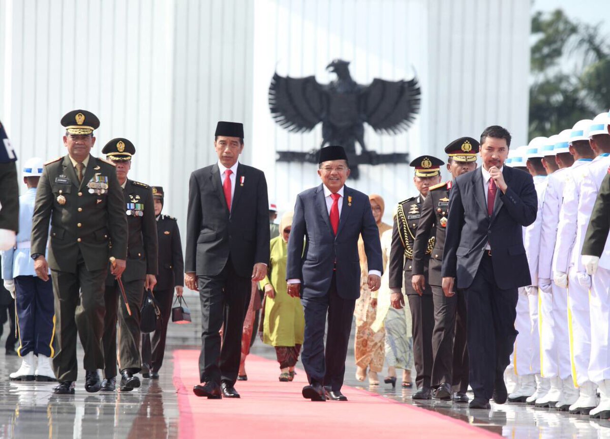 husainabdullah1's tweet photo. Pak @jokowi dan Pak JK pada peringatan Hari Pahlawan 10 Nopember, Kalibata Jaksel https://t.co/RxUxLxn3On