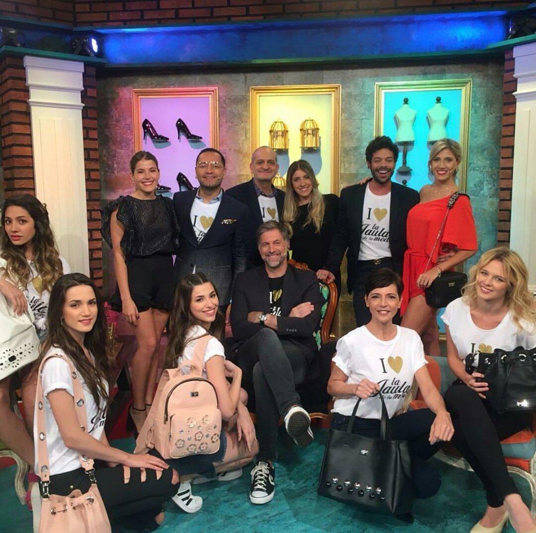 LaJauladelaModa's tweet photo. #JUEVES #FELICES con las nuevas #remeras de I 💛 la jaula de la moda !!! By @nucleomoda divinas! Y gracias a las hermanas #RUGGERI #BOMBAS https://t.co/9wYEa7zqp9