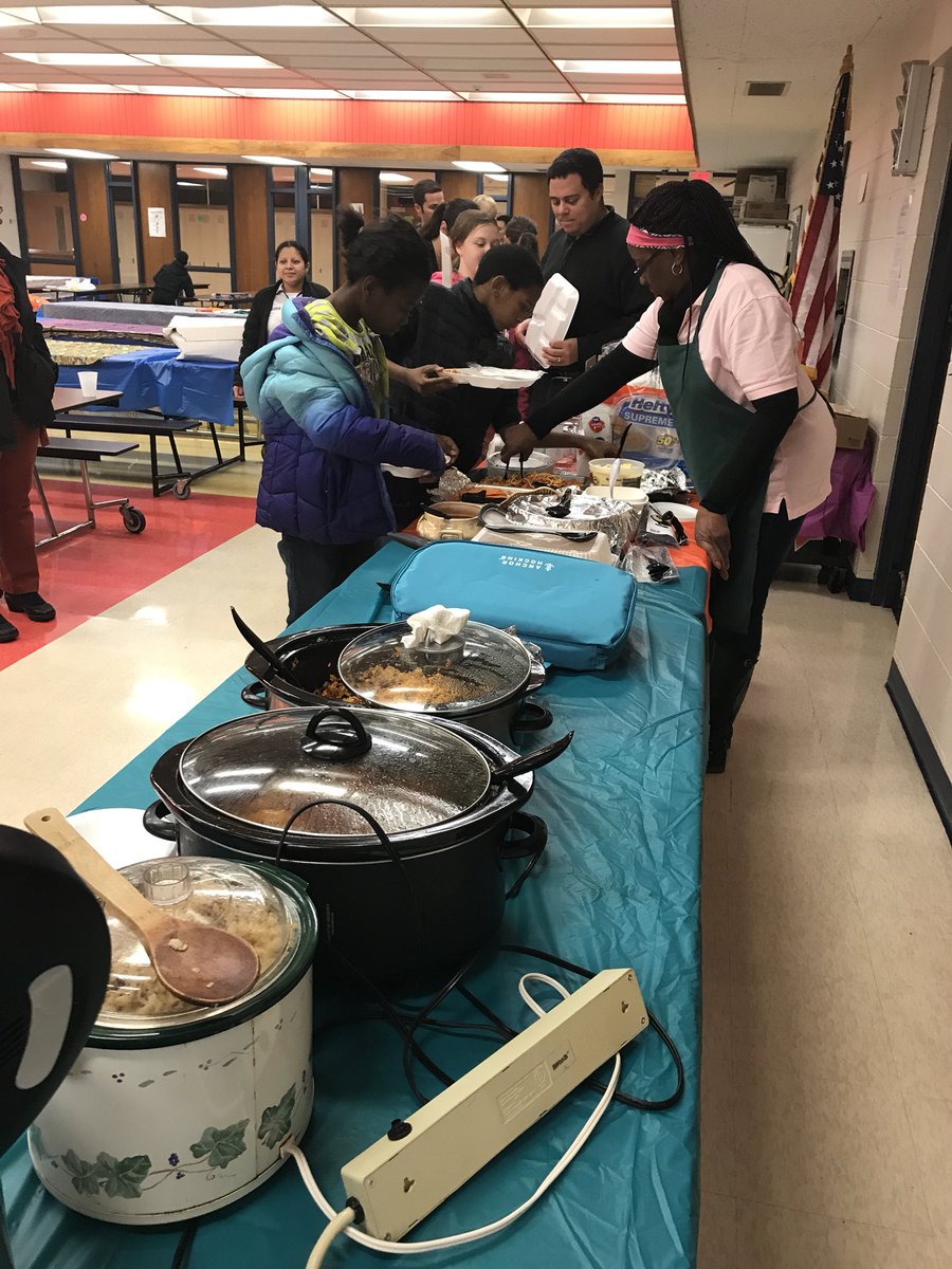 MsChongPak7's tweet photo. Celebrating diversity! #multiculturalpotluck #Teambrowndeer https://t.co/DSVGqwzYKj