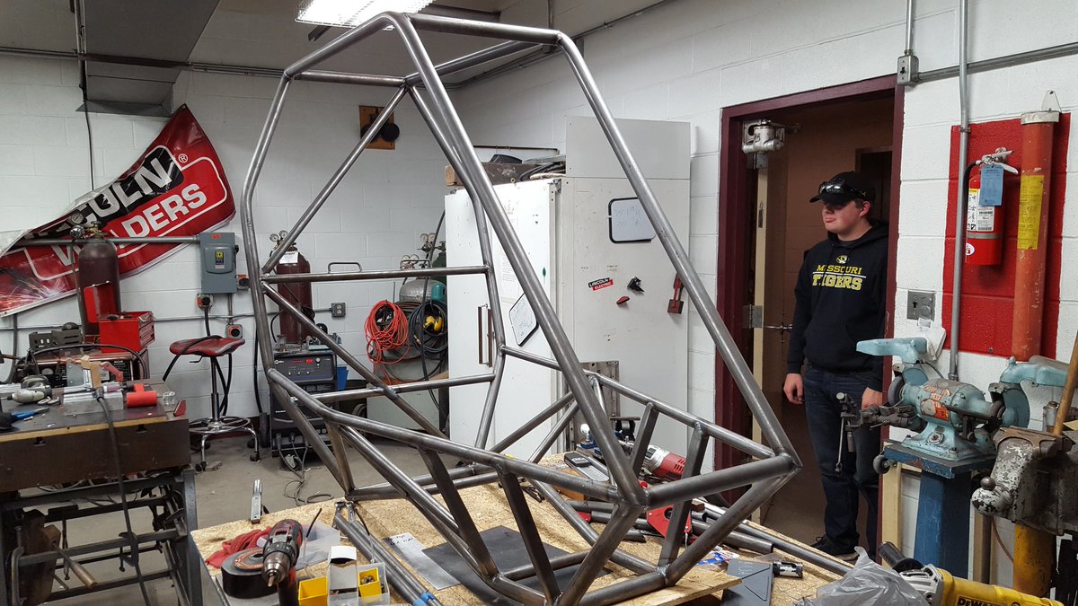 MizzouBaja's tweet photo. Moving very close to completing the frame. All that's left is the rear section!
#BusinessInTheFront #PartyInTheBack https://t.co/83hg9PsJ5O