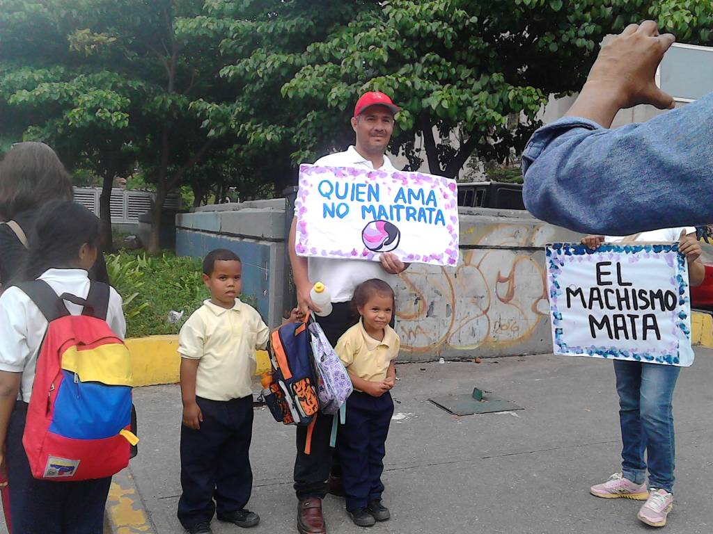 InamujerCaracas's tweet photo. #LaPazComienzaEnCasa Parada contra la Violencia Machista en la Parroquia el Valle y Coche de Caracas @blancaePSUV @RebecaMadriz https://t.co/Ol874p2ywu