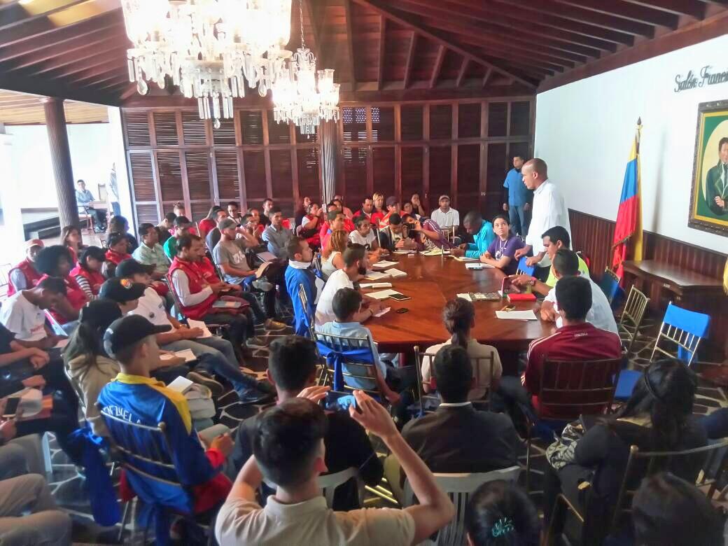 Galindez_vzla's tweet photo. Gobernador @HectoRodriguez recibe a la DIRIGENCIA ESTUDIANTIL para escuchar sus propuestas.  .@NicolasMaduro https://t.co/qv9gNR5Z0y