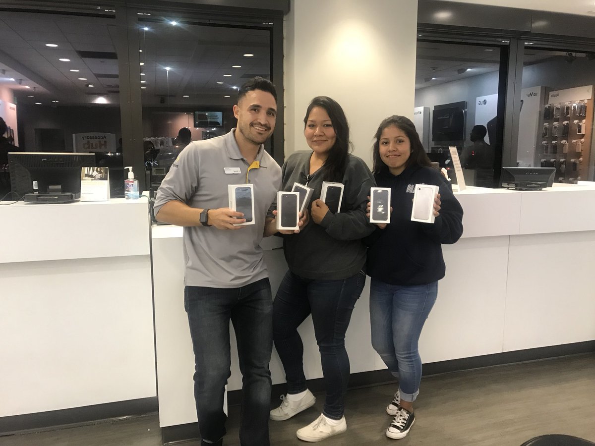 hello_minerva's tweet photo. π¦ saving at #Sprint98 Andrew and Customer looking amazing with new #iphone https://t.co/Ip9PnRpzee