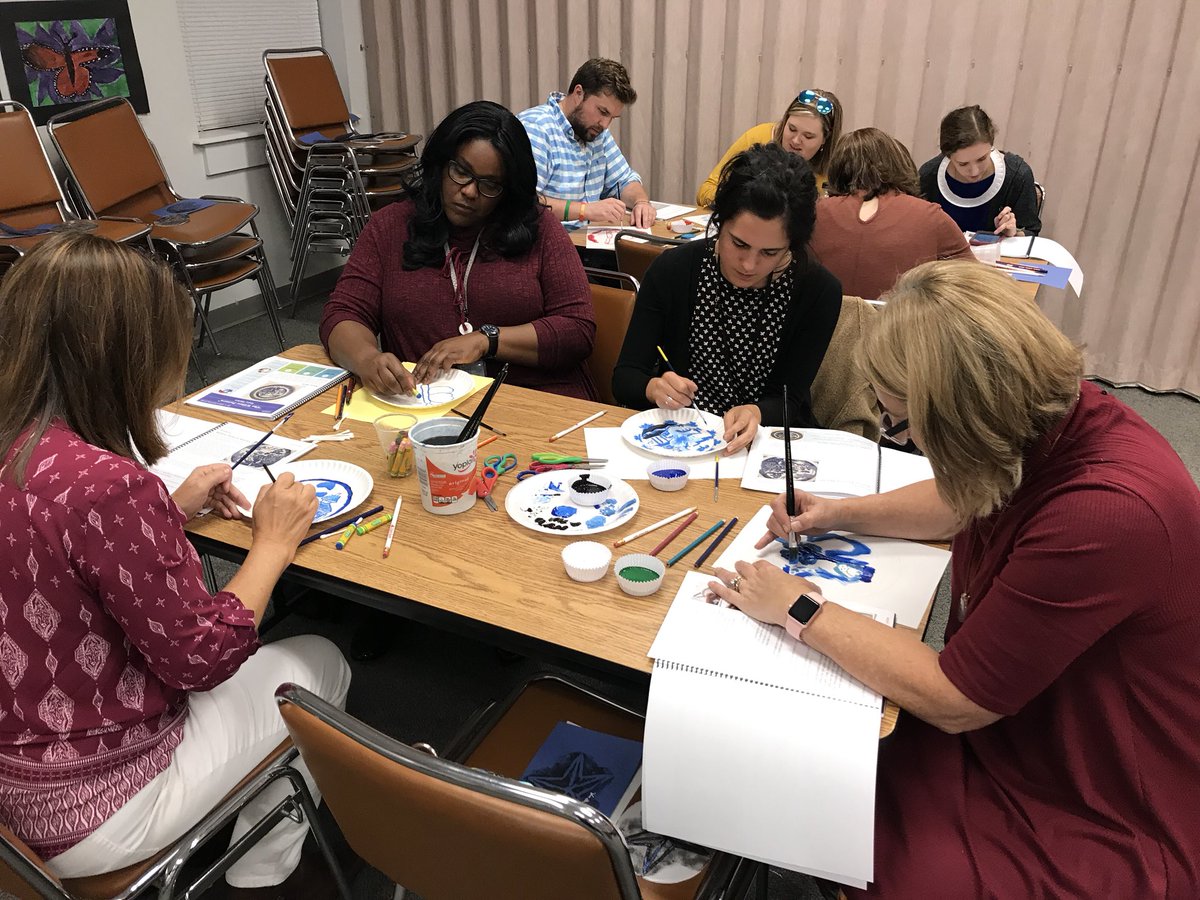 CueTheArtists's tweet photo. Monochromatic Willow Plate creating with @CueTheArtists fourth grade teachers #HCDEengage #CueTheArtists https://t.co/ct2dXdJjky