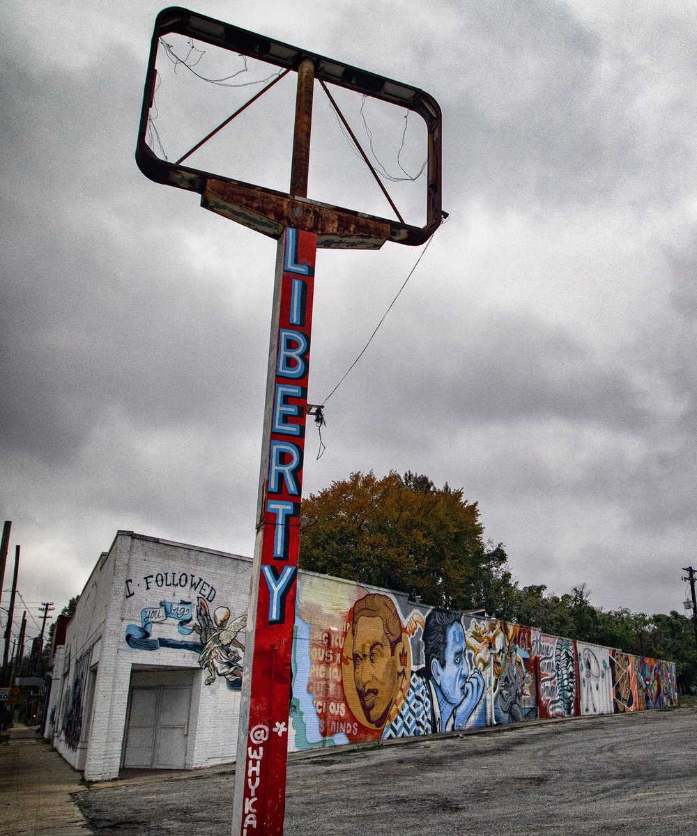 mkerrmemphoto's tweet photo. ... and the pursuit of happiness.
#streetart #Memphis #Memphisgraffiti #graffitiMemphis #lifelibertyhappiness #independence #LamarAve https://t.co/jS6HxsWG9Y