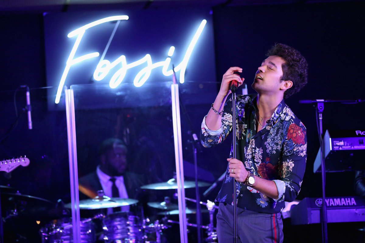 AustinMahone's tweet photo. Had an awesome time celebrating the holidays with @Fossil.  Thanks for a great night! Check out their IG stories for a look at my performance 👊🏼#FossilFirsts #fossilSponsored https://t.co/jyhfmHouAz