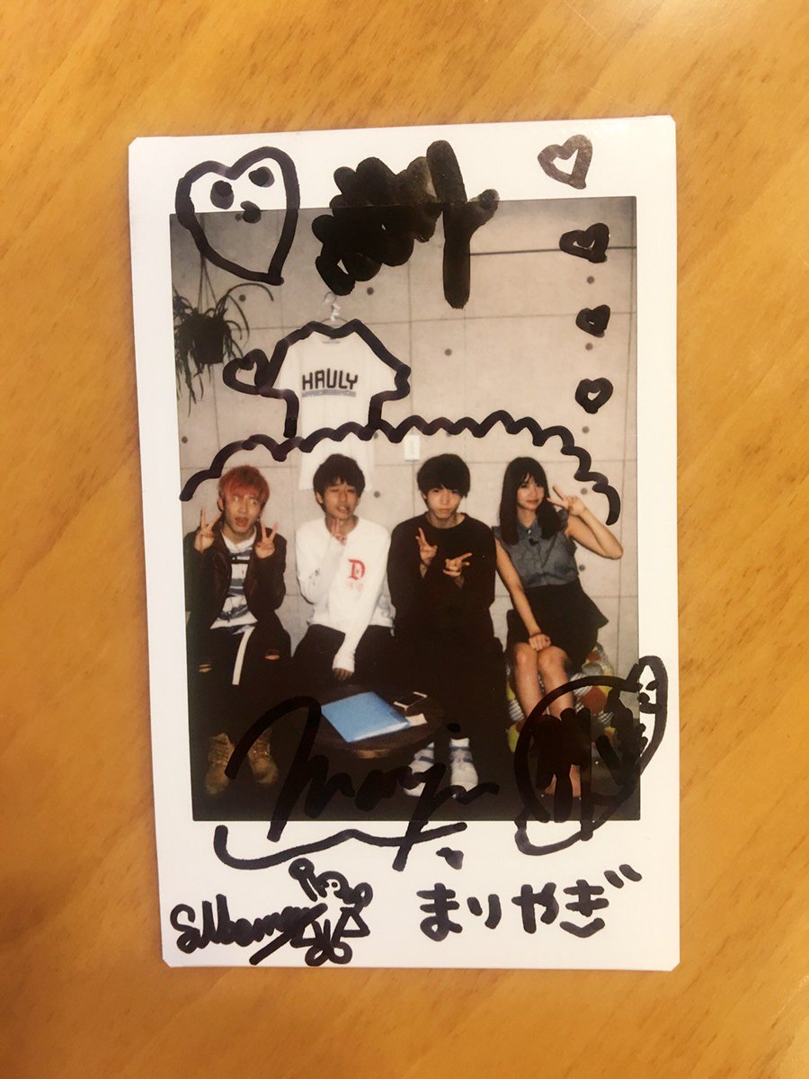 LINELIVE_JP's tweet photo. 💗プレゼント💗
サイン入りチェキ＆ディズニーランドペアチケットを1名様に🎁#特典映像の中で発表しているキーワード #ハウリー部 #ラインライブ を付けてツイート&amp;フォローで応募完了!当選者にDM💌締切11/14
「胸キュン対決」特典映像公開中▷https://t.co/AnbLdIaL6L
#LINE_LIVE_プレゼント https://t.co/mWspEFZi9q