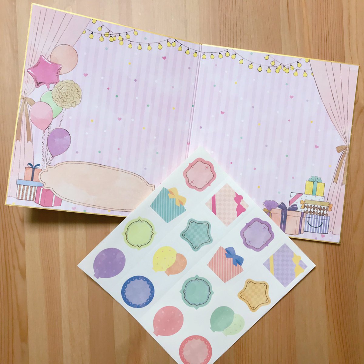 𝕡𝕒𝕚 お仕事 株 Z K様より発売の２つ折り色紙イラストを描かせて頂きました メッセージシールを切り離して配れるので寄せ書きが便利 箔押しがキラキラかわいいです これから東急ハンズやloftの店頭に並ぶ予定です 卒業シーズン 結婚の