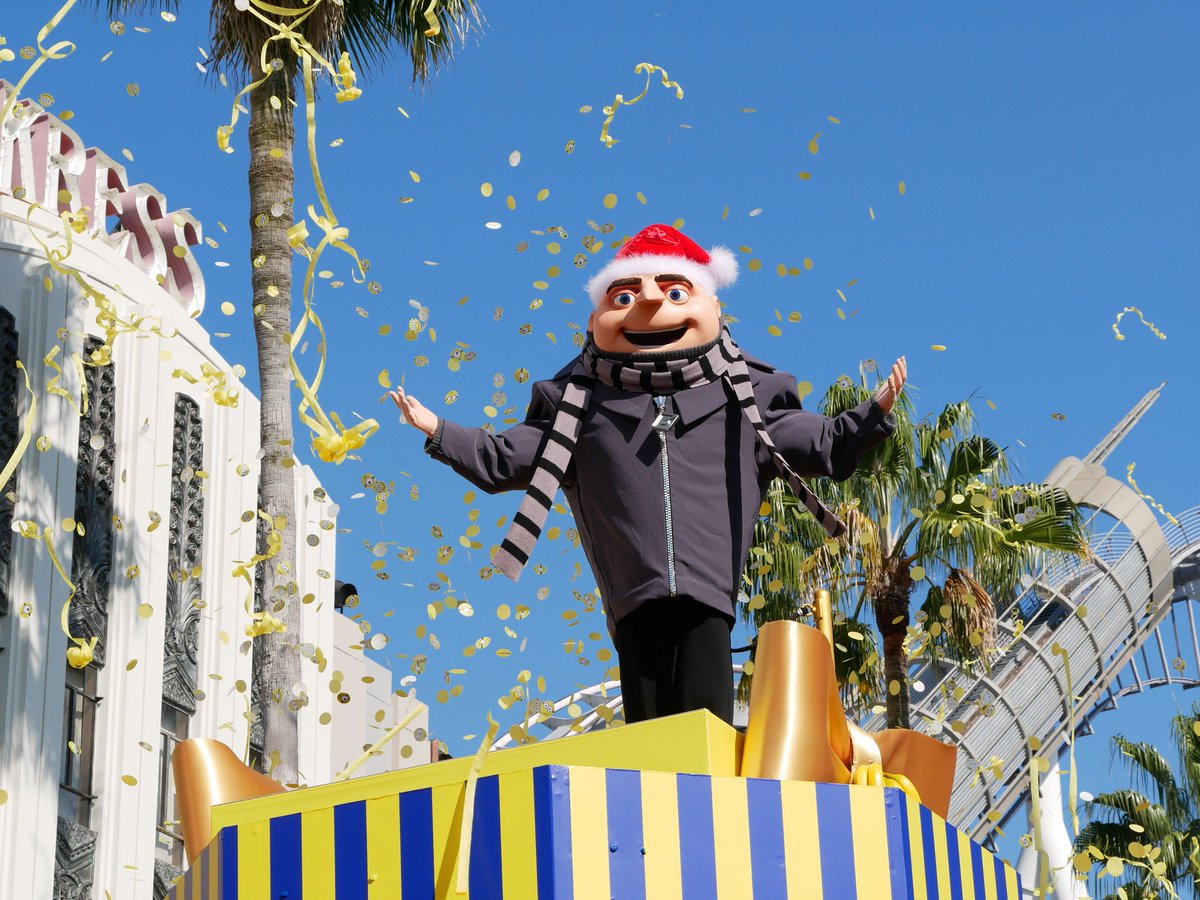Usjハック No Twitter 今日からusjのクリスマスがスタート パレードやショー そしてツリーも新しくなりました パレードにはあの男がサプライズ登場 サンタのいるフロートから目を離さないで 怪盗グルー Usj ユニバーサルスタジオジャパン グルー ミニオン