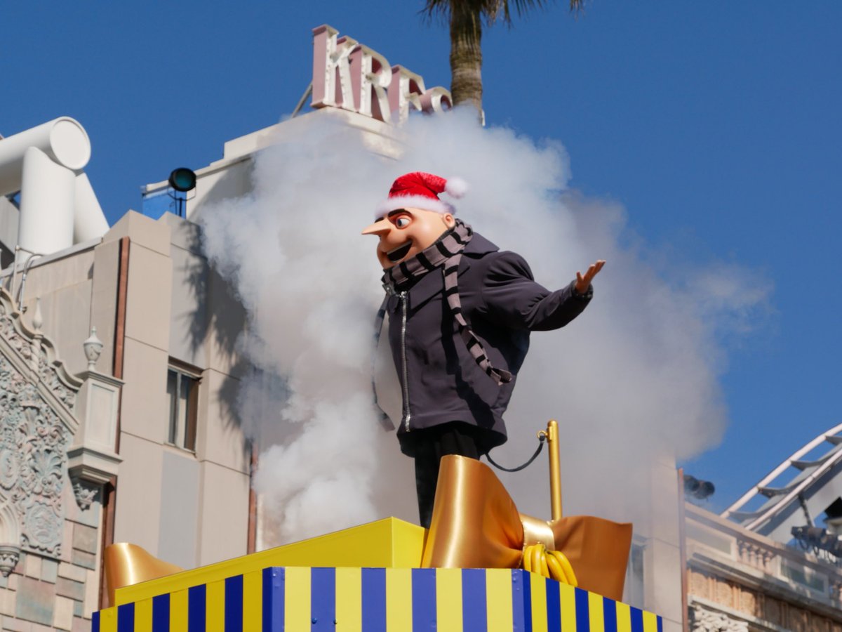 Usjハック No Twitter 今日からusjのクリスマスがスタート パレードやショー そしてツリーも新しくなりました パレードにはあの男がサプライズ登場 サンタのいるフロートから目を離さないで 怪盗グルー Usj ユニバーサルスタジオジャパン グルー ミニオン