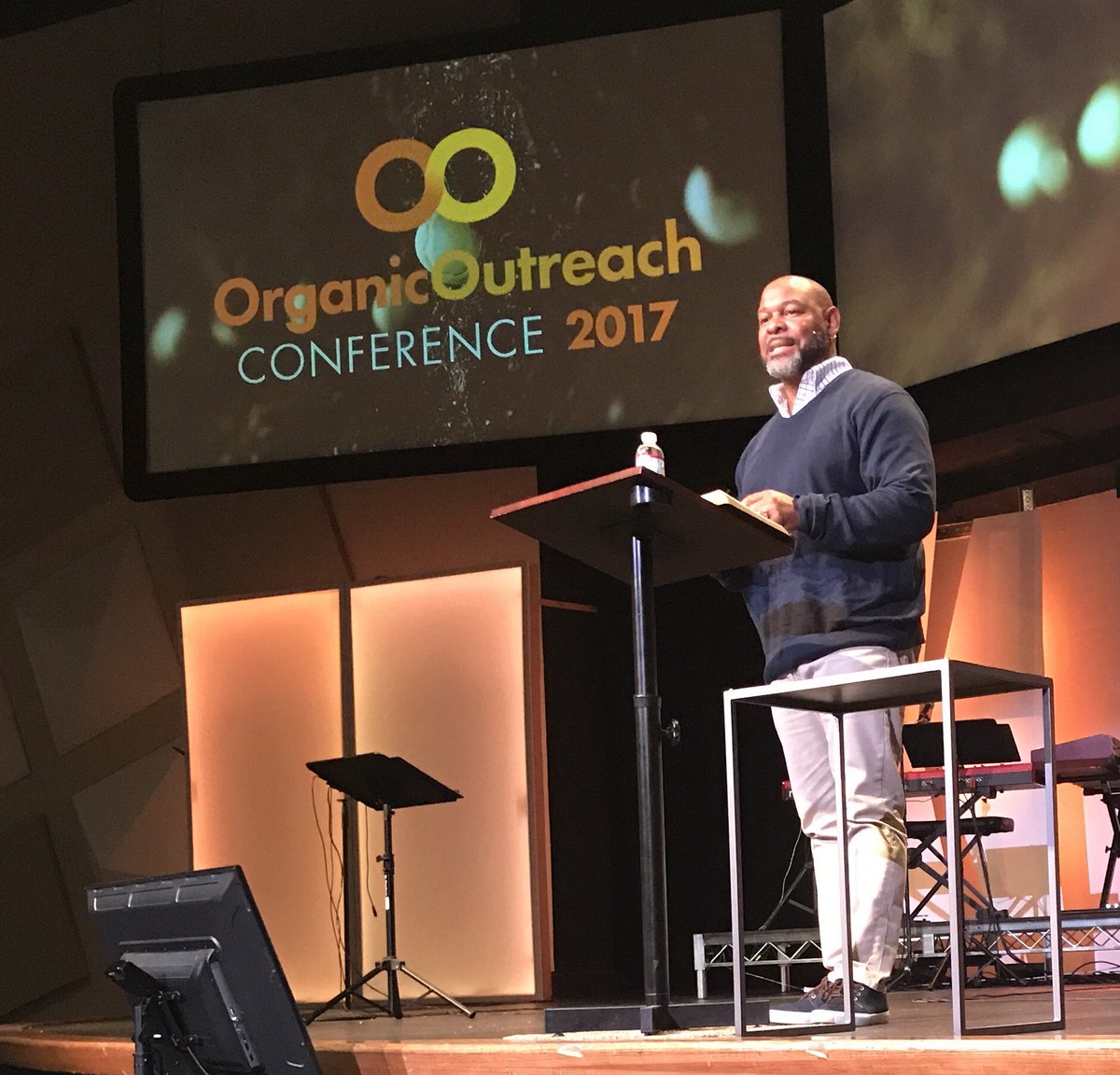 ChivoHawkins's tweet photo. #Church as a bridge! My brother @efremsmith talking about his Church Plant in our hometown of Minneapolis! #OOC17 https://t.co/Wj0rXnVQyk