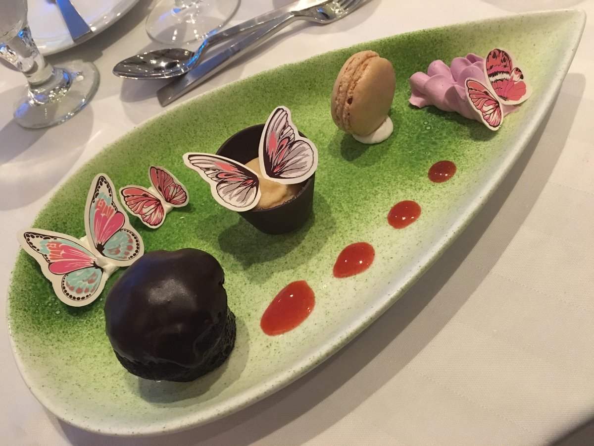 GCalvery7's tweet photo. @WM_Texoma #WHCCon17 Most beautiful dessert ever at the awards dinner! Wow! https://t.co/upRj6BW3Jl