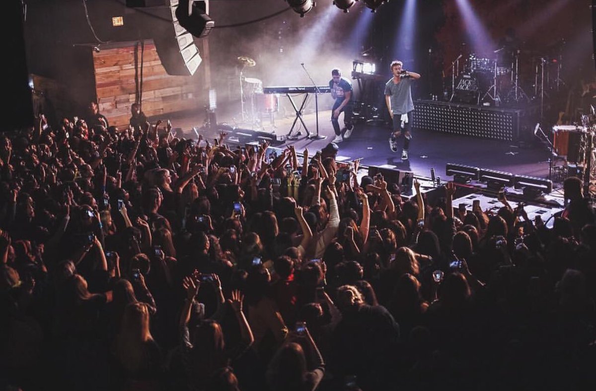 JackAndJackAR's tweet photo. “Gracias por venir un Jueves! Que gran noche con @jackandjack! 🙌🏻
.
📸: @bda.photo
.
.
.
#jackandjack #oliviaobrien #falltour #fall2017tour #poprap #popduo #pop #concord #concordmusichall #concordhall #sw #silverwrapper #madisonhouse #tonight” @concordhall vía Instagram. https://t.co/hupZVY8TNI