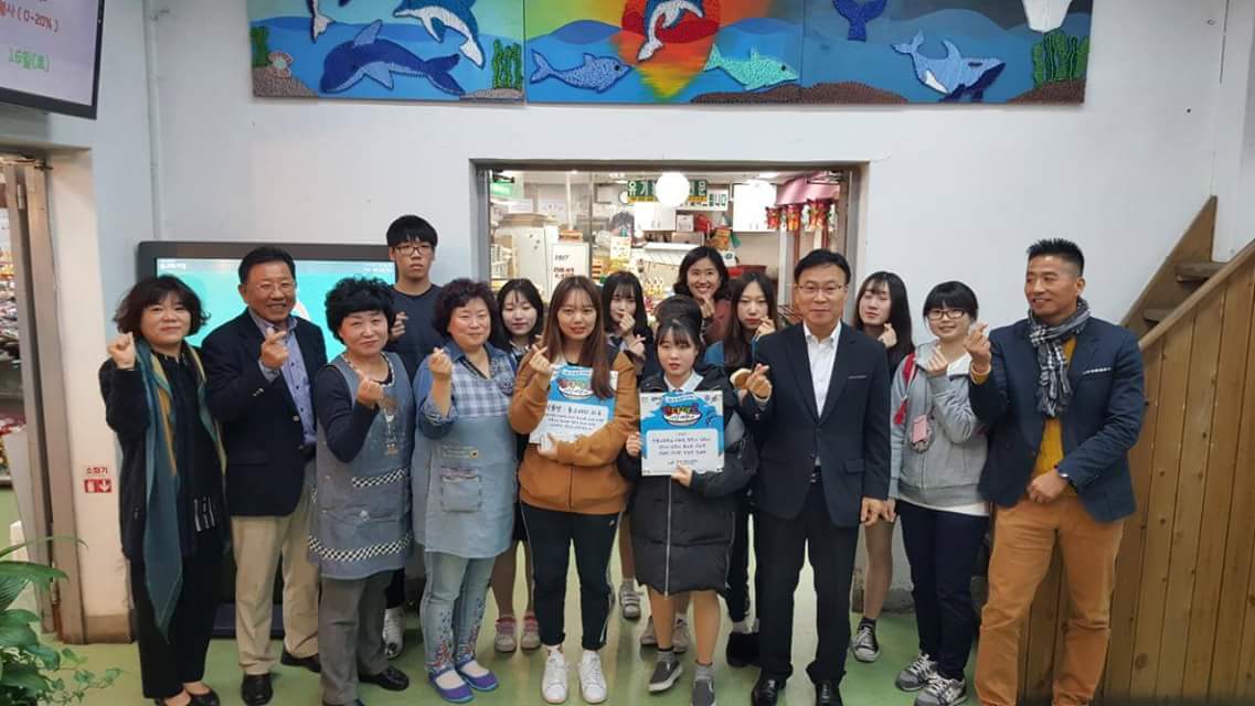 [전통시장 활성화 프로젝트 안다미로]

정자청소년수련관 학생들이 제작한 벽화로 돌고래상가 출입구 벽면에 부착하는 의미있는 행사를 진행하고 있습니다.

자랑스러워하는 학생들과 밝게 웃는 상인들 모습이 인상적입니다.

#성남시