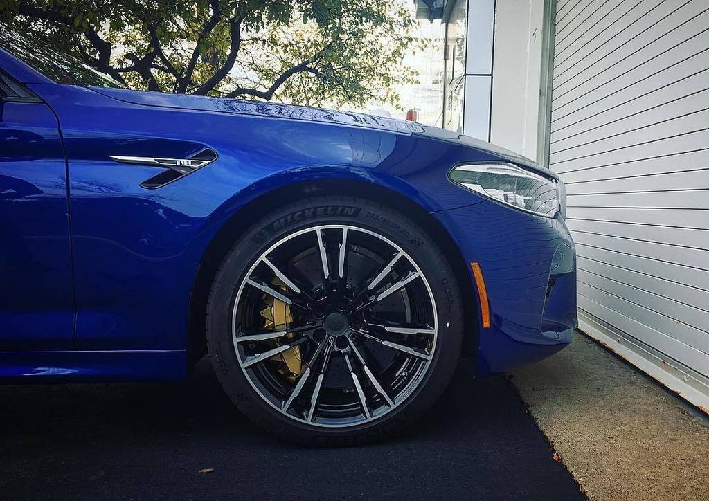 ProperMotorCar's tweet image. Classic M5 badging on the front fenders of the new F90 ift.tt/2zK9ERR