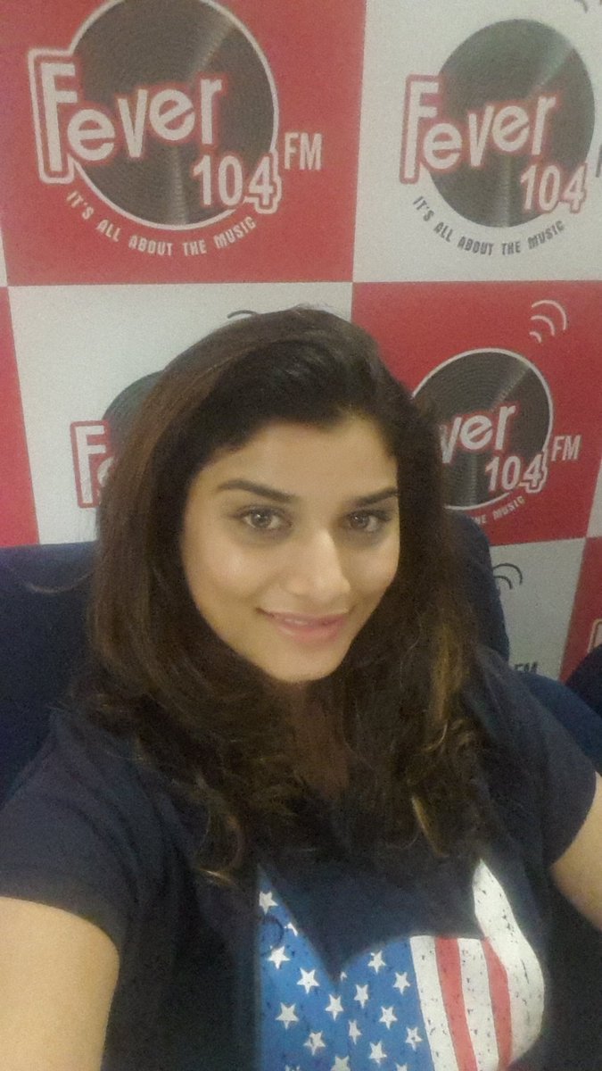 priyanivanireal's tweet photo. It was #wonderfulFriday #morning with @RJGlennLive at @FeverFMOfficial. Thanks @Aryamitsays for #guitar and special thanks to @HALLWAYin . https://t.co/nXEi6Qci1V