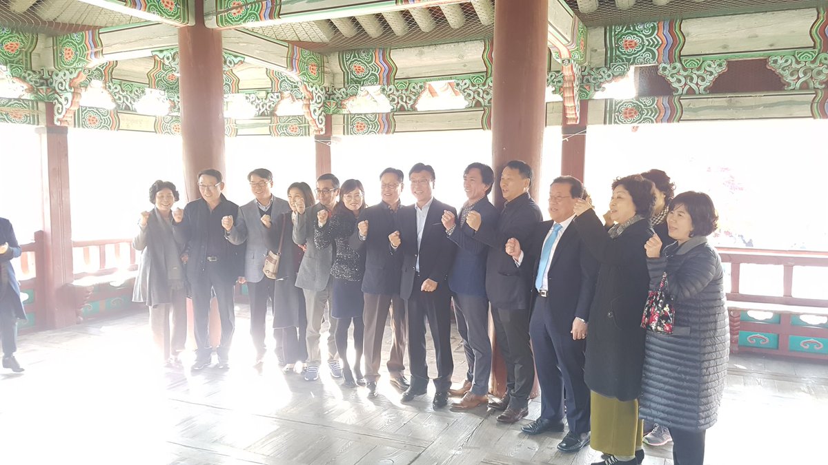 [중앙공원 내 숲속문고 운영에 따른 업무협약식]

수내2동 중앙공원 정자에 설치되어 있는 자율적 숲속문고에 성남시서점협동조합에서 도서기증을 받아  수내2동 공원과와 업무협약을 실시하고 있습니다.

분당의 명소로 자리잡은 증앙공원에 주민들의 작은 쉼터 역활을 기대합니다. #성남시