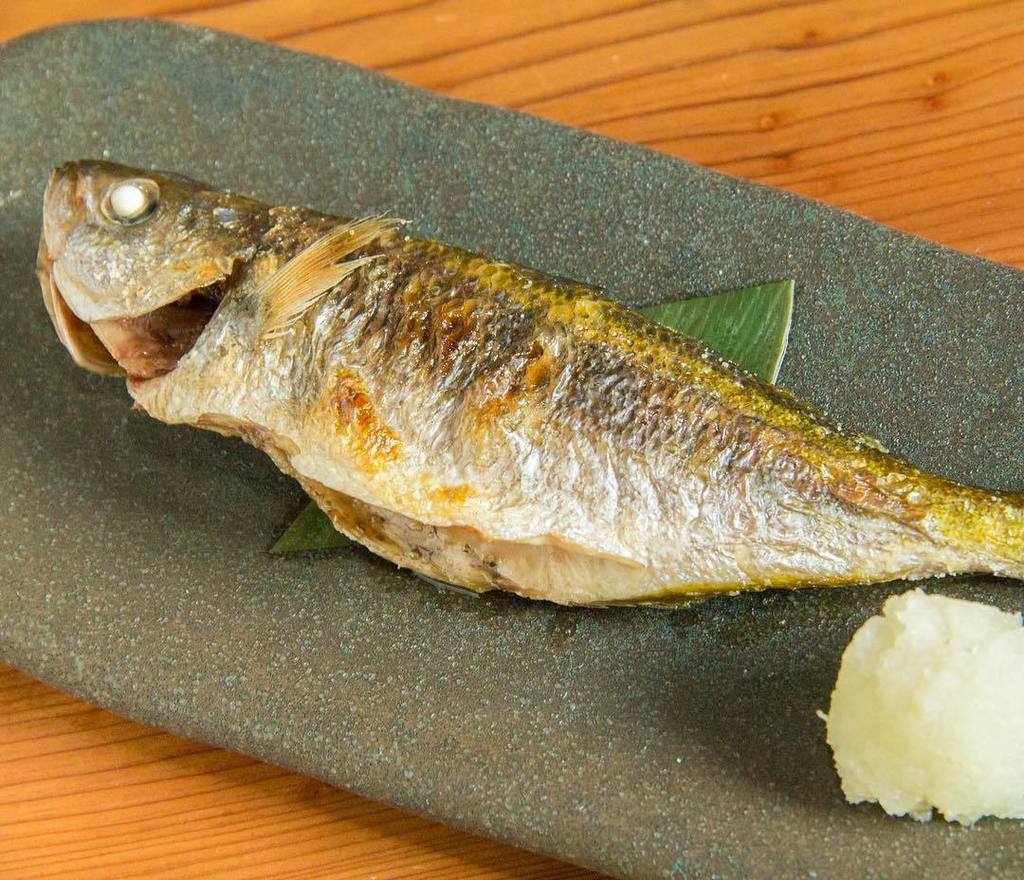 むらむすび 東京都新島村特集 メニュー紹介 タカベの塩焼き 英名でバターフィッシュと呼ばれるほど脂がのっている 伊豆諸島なじみの魚です 漁の時期は六月 九月までの期間となる貴重なタカベを ゲストハウス Nabla の梅田久美さんに T