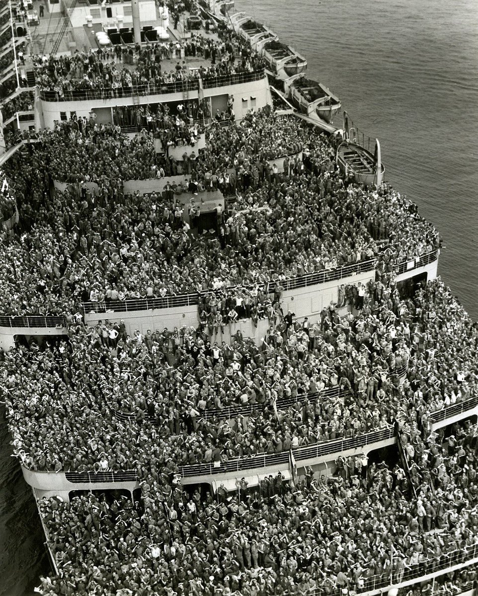 Crowded ship bringing American troops back to New York harbor after V-Day, 1945
#randomhistory