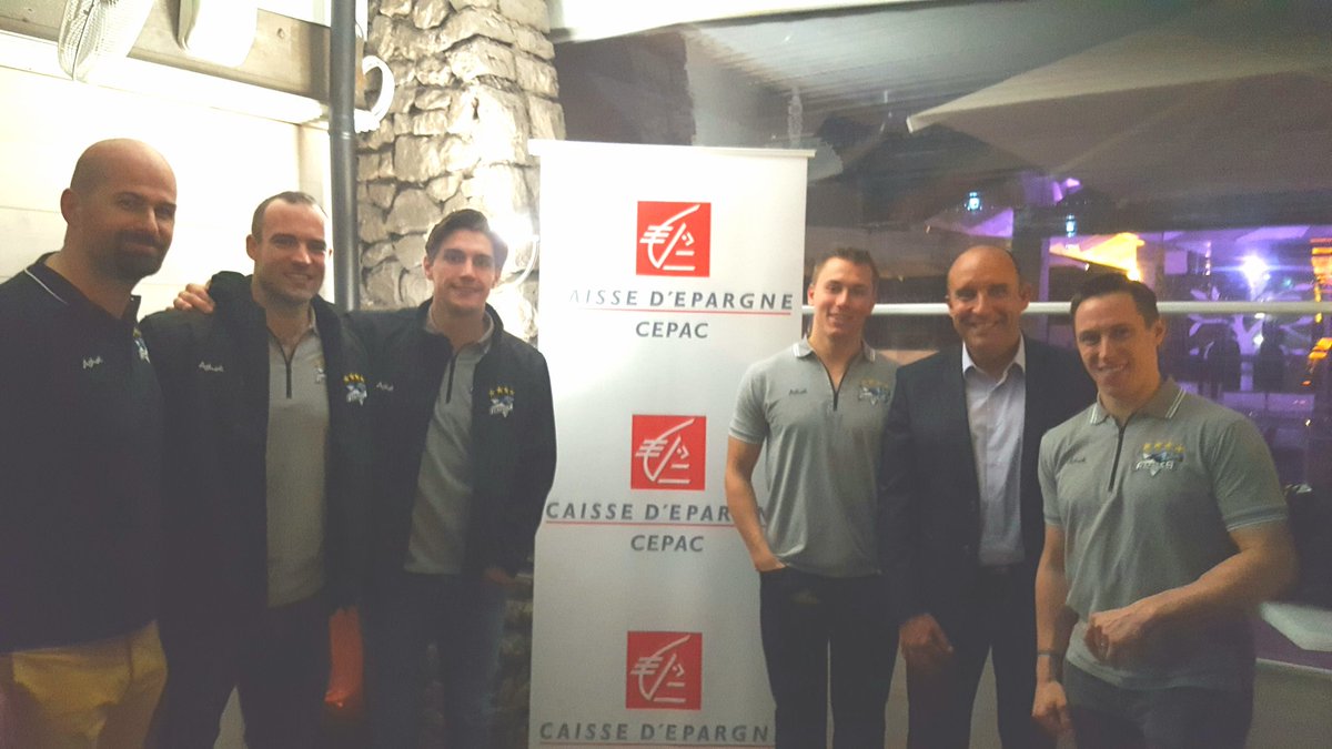 Pascal Bowman, directeur commercial <a href="/CE_CEPAC/">Caisse d’Epargne CEPAC</a> entouré des Rapaces de Gap lors de la soirée des Partenaires au Mas d'Estello.