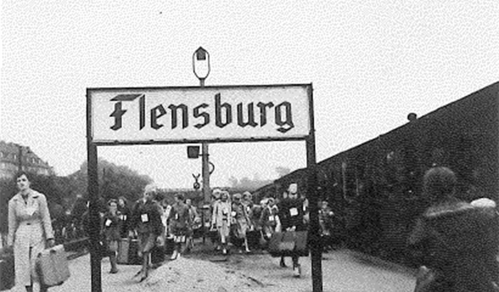 HansChrDavidsen's tweet photo. Sådan kom nogle til at holde mere af Danmark end det land, de var vokset op i - LINK til @Flensborg_Avis https://t.co/GZmlsP3MIi
#sydslesvig #sønderjylland #flensborg #dkhist #dkkultur #erindringer https://t.co/vrrA8ivPiS