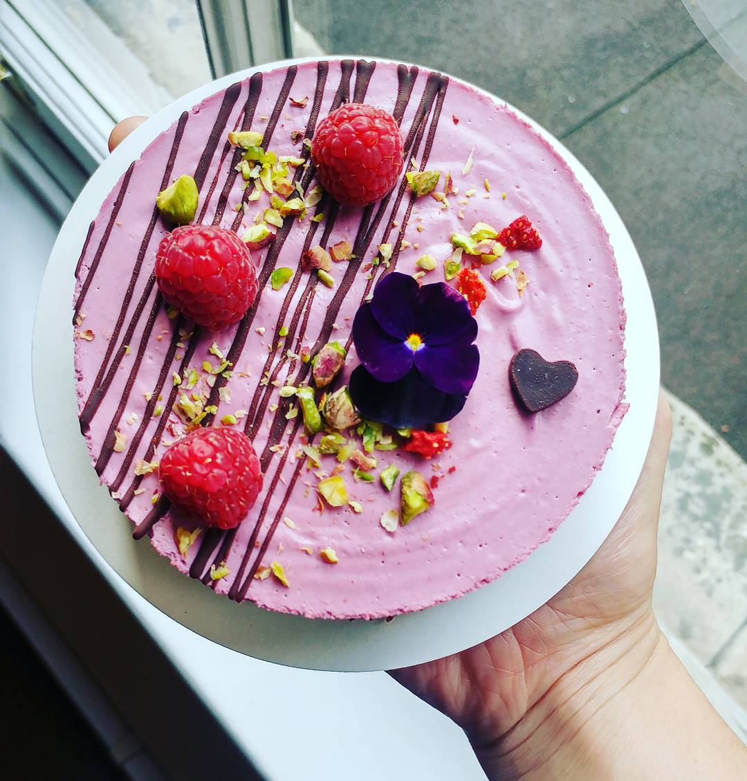 B_Raw_Cakes's tweet photo. A small piece of happiness π
#refinedsugarfree #wholefood #plantbased #londonfood #fitlondon #vegan #glutenfree #dairyfree #coffee #londoneats #afternoontea #fitlondon #freefrom #healthycake #coeliac #superfood #healthyfood #citylunches #rawlondon #rawcake #koshercake https://t.co/7oquIr1D5Z