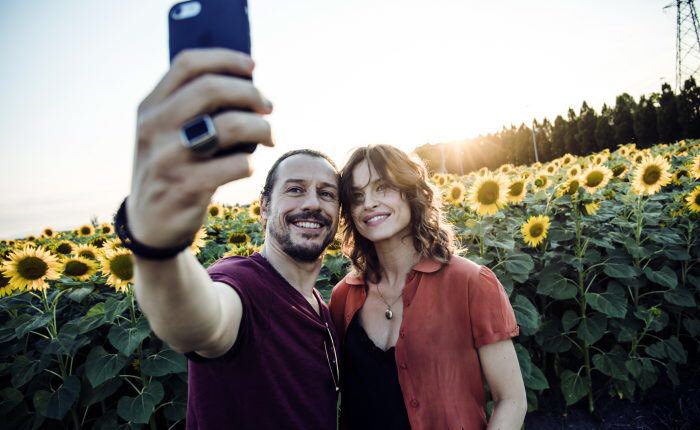 cinematografoIT's tweet photo. #MadeinItaly, il teaser trailer. Ecco le prime immagini del nuovo film da regista di @ligabue. Con @StefanoAccorsi_ e #KasiaSmutniak, nelle sale dal 25 gennaio 2018 https://t.co/qYaTHWrOTr https://t.co/coftd3Dpv9