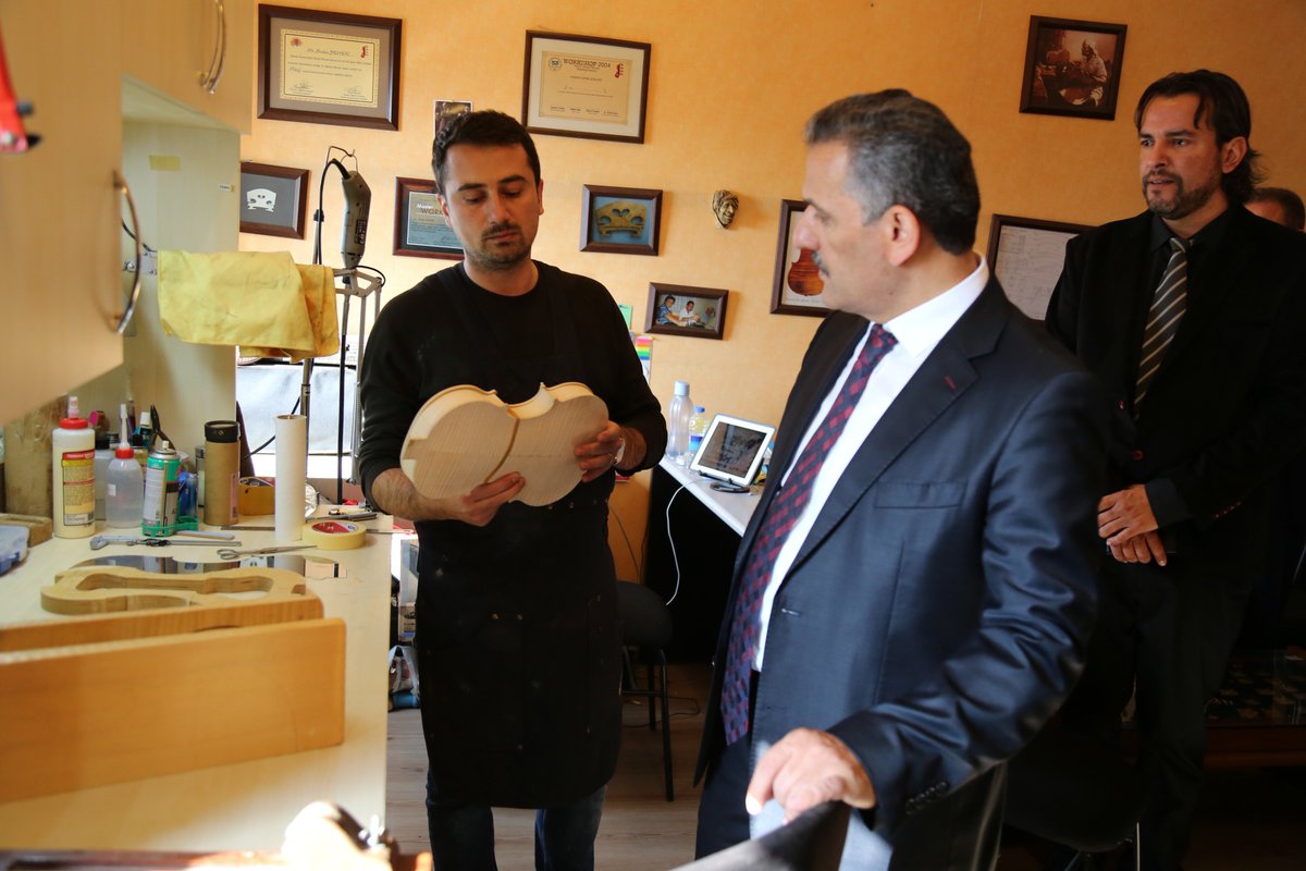 operabalesamsun's tweet photo. SAYIN VALİMİZ OSMAN KAYMAK , MÜDÜRÜMÜZ SAYIN ZERRİN KARSLI'YLA MAKAMINDA GÖRÜŞEREK KURUMUZUN  2017- 2018 SANAT SEZONU HAKKINDA BİLGİ ALDI. 
BİNAYI GEZEREK TÜM BİRİMLERİ DOLAŞAN SAYIN VALİMİZ OSMAN KAYMAK ÇALIŞMALARI YERİNDE İZLEDİ. https://t.co/VEIXq5qkzB