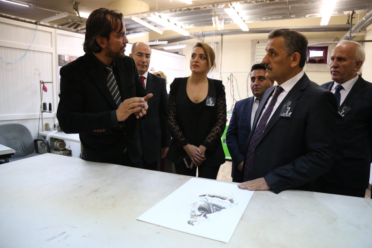 SAYIN VALİMİZ OSMAN KAYMAK , MÜDÜRÜMÜZ SAYIN ZERRİN KARSLI'YLA MAKAMINDA GÖRÜŞEREK KURUMUZUN  2017- 2018 SANAT SEZONU HAKKINDA BİLGİ ALDI. 
BİNAYI GEZEREK TÜM BİRİMLERİ DOLAŞAN SAYIN VALİMİZ OSMAN KAYMAK ÇALIŞMALARI YERİNDE İZLEDİ.