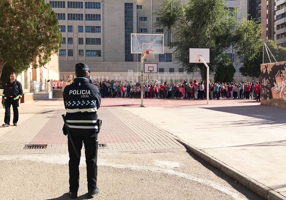 PoliciaAlbacete's tweet photo. Es importante estar preparados, tanto ellos como nosotros. #Ahora simulacro de incendios en C.P. Parque Sur junto a @sciab_es https://t.co/sTZxqaOEOz