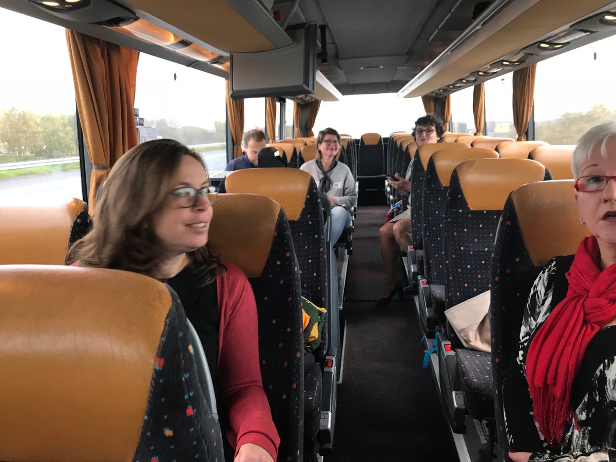 Op weg naar de volgende winnaar van de <a href="/mantelzorgaward/">Mantelzorgawards</a>. In de bus o.a juryleden en winnaar van vorig jaar!