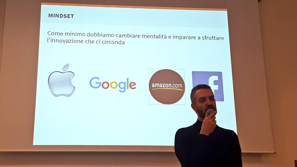 verissimaissima's tweet image. Alberto Giusti illusta il "vademecum" di come essere un'azienda performante in un mondo digital  #DigitalSalesLab