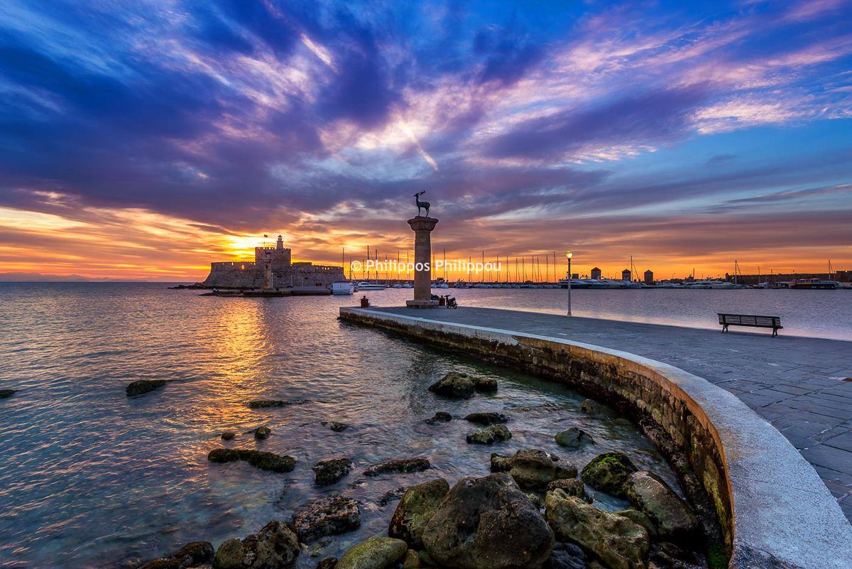 TravelRhodes's tweet photo. Colorful sunrise in Mandraki harbor #Rhodes #TraveRhodes #Greece © Filippos Filippou https://t.co/QROr48xLCR