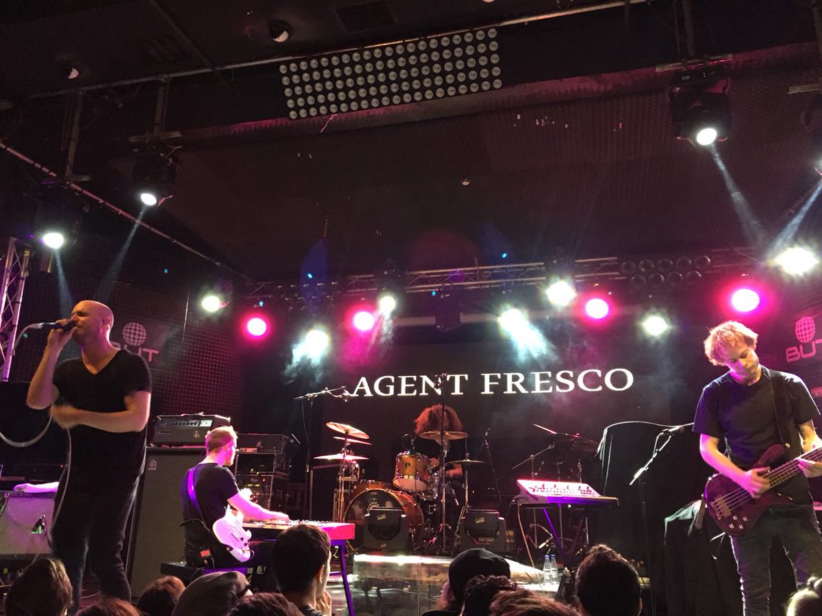 Pinaruka's tweet photo. No sabíamos que Theon Greyjoy iba a sustituir al bajista de @agentfresco  :D https://t.co/YdzpzhO7q6