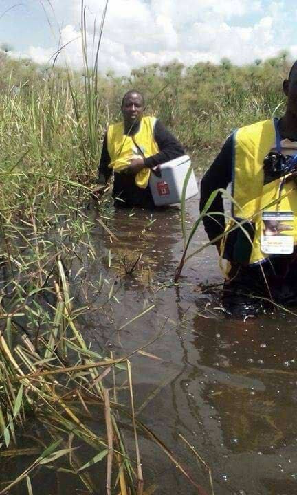 AllkenyaNurseS's tweet photo. As we celebrate James Ngugi chege lets also remember these courageous Nurses who ensured that the children did not miss their important vaccines despite the bad weather. #NursesRock https://t.co/kQiMrZph66