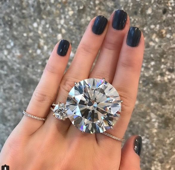 PJeweller's tweet photo. Auction house @Sothebys prepares to sell largest round diamond ever auctioned. https://t.co/R8G5pu7LAi https://t.co/lTJW3PhuPh